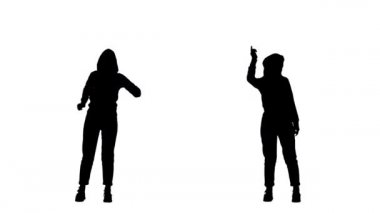 Diskoda modern dans eden genç ve şık elbiseli bir kadının siyah silueti. Beyaz arka planda 2 / 1 Kolaj tam boy. Yavaş çekim hazır 59.94fps.