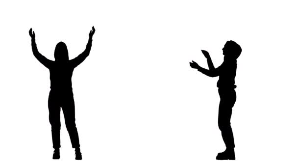 Černá silueta mladé ženy ve stylovém oblečení a kapuci tančí a tleská rukama. 2 v 1 Koláž Přední a boční pohled na celé délce na bílém pozadí. Zpomalení připraveno 59.94fps.