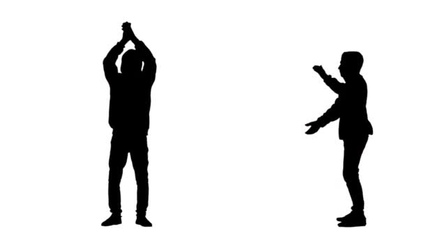 Zwart silhouet van een jonge man in jeugdige stijlvolle kleding en capuchon danst en klapt in haar handen. 2 in 1 Collage Voor-en zijaanzicht volledige lengte op witte achtergrond. Slow motion klaar 59,94fps. — Stockvideo