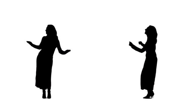 Silhueta preta de uma jovem mulher em um vestido longo com saltos altos, dançando e acenando com as mãos. 2 em 1 Colagem Comprimento total da vista frontal e lateral sobre fundo branco. Movimento lento pronto 59.94fps. — Vídeo de Stock