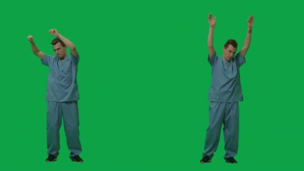 Портрет молодого человека в синем костюме врача-хирурга, танцующего и машущего руками. 2 в 1 Коллаж полная длина на зеленом фоне экрана. Медленное движение готово, 4K на 59,94fps. — стоковое видео