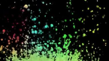 Siyah arka planda renkli süt damlaları uçar ve farklı yönlere fışkırır. Yapışkan süt sıvısının makro çekimi ses titreşimlerinin neden olduğu sıçramalar ve damlacıklar yaratıyor. Ağır çekim. Kapat..