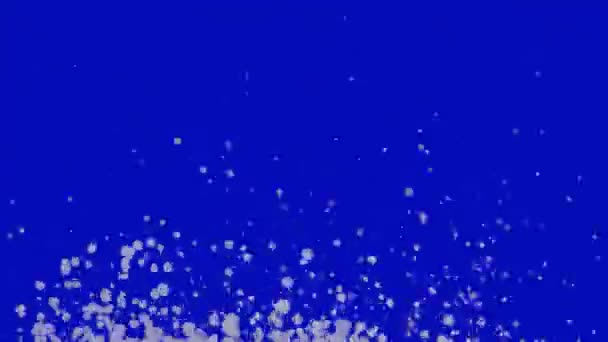 Gotas blancas de leche vuelan y pulverizan en diferentes direcciones sobre fondo azul. Macro de un líquido lechoso viscoso que crea salpicaduras y gotas causadas por vibraciones sonoras. En cámara lenta. De cerca.. — Vídeo de stock