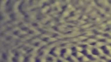 Titreşim ve titreşim. Gri süt yüzeyinde ses dalgalarının dağılımı. Farklı frekanslardaki titreşimler tarafından uyarıldığında süt damlacıkları ve dalgaları. Ağır çekim. Kapat..