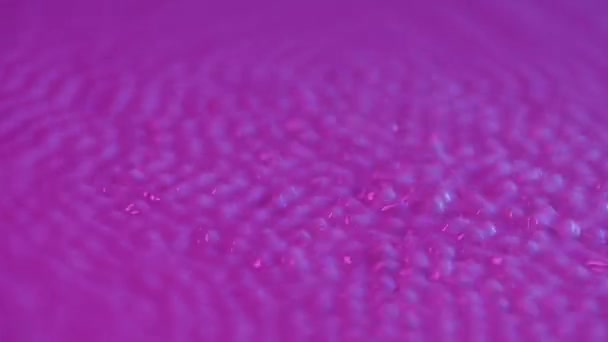 Vibration et résonance. Distribution des ondes sonores sur la surface violette du lait. Cercles et ondulations de liquide laiteux lorsqu'ils sont excités par des vibrations à différentes fréquences. Au ralenti. Gros plan. — Video