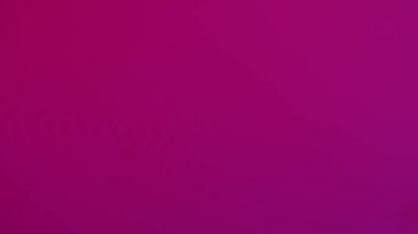 Sütün düz pembe yüzeyi hoparlörün frekansına göre titreşmeye başlar. Sütlü, dalgalı, daireli ve damlalı Macro likörü. Ses dalgalarının ve titreşimlerin rezonansı. Ağır çekim. Kapat..