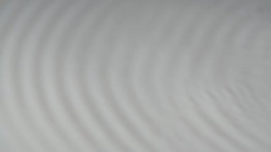 Sütün beyaz yüzeyinde simatik desenler oluşur. Sütlü sıvı ve akustik ses frekanslarını kullanarak doku oluşturma sanatı. Ağır çekim. Kapat..