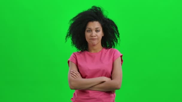 Joven mujer afroamericana resentida agita su cabeza no, luego se rompe en sonrisa y se regocija por lo que escuchó y agita sí. Mujer negra posa en pantalla verde. De cerca. Cámara lenta lista 59.97fps — Vídeo de stock