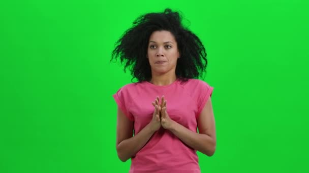 Retrato de jovem afro-americana muito animado e preocupado, tentando se acalmar. Mulher negra com cabelo encaracolado posa na tela verde no estúdio. Fecha. Movimento lento pronto 59.97fps. — Vídeo de Stock