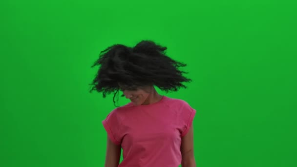 Portret van jonge Afro-Amerikaanse golven krullend haar. Zwarte vrouw poseert op groen scherm in de studio. Sluit maar af. Langzame beweging. — Stockvideo