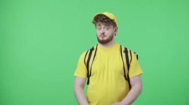 Elleriyle el kol hareketi yapan gençlerin portresi 