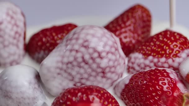Verter crema o yogur sobre jugosas fresas frescas. Bayas rojas dulces cubiertas con un líquido lechoso blanco. Vitamina postre saludable, comida saludable. De cerca. Movimiento lento. — Vídeos de Stock