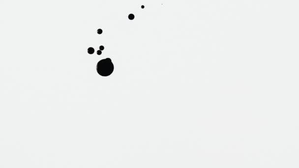 Στάγδην απλώνει μαύρη μπογιά με σταγόνες πιτσιλίσματος σε λευκό φόντο από κοντά. Αφηρημένο δημιουργικό υπόβαθρο. Μαύρες απομονωμένες σταγόνες που στάζουν από ψεκασμό στην επιφάνεια σε αργή κίνηση. — Αρχείο Βίντεο