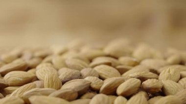 Kurutulmuş badem likörü. Lezzetli, sağlıklı fındık çekirdekleri. Fındık taneleri. Fındık arkaplan, sağlıklı yemek, diyet. Yavaş çekim hazır 59.94fps.