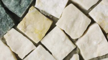 Doğal granit taş mozaiğinin detaylı makro çekimi. Sanat stüdyosundaki küçük taş kiremitlerin renkli mozaiği. Kapatın. Yavaş çekim hazır 59.94fps.