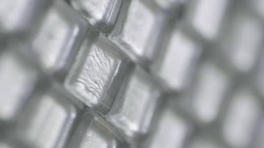 Camdan yapılmış mozaiğin detaylı makro görüntüsü. Farklı alan derinliğine sahip şeffaf fayansların deseni. Yaratıcı atölyede el işi, el işi. Yavaş çekim hazır 59.94fps.