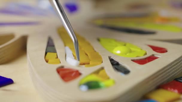 Mannelijke handen maken mozaïeken met pincet en heldere kleine stukjes glas en keramiek. Master ambachtsman maken kleurrijke vlinder patroon in een creatieve workshop. Sluit maar af. Slow motion klaar 59,94fps. — Stockvideo