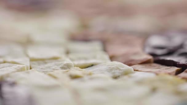 Детальний макрознімок мозаїки з натурального граніту. Барвиста мозаїка з маленької кам'яної плитки в художній студії. Різні глибини поля. Близько. Повільний рух готовий 59.94fps . — стокове відео