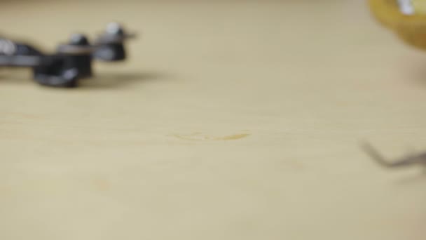 用于排列马赛克的钳子工具和镊子的详细宏图。五彩斑斓的石头被倒在桌子上,形成了一幅马赛克图案.靠近点慢动作. — 图库视频影像