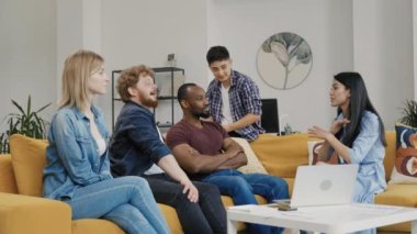 Modern ofisteki şirket beyin fırtınası sırasında yaratıcı girişimler alkışlasın. Çok uluslu takım arkadaşları, şirket brifinginde ortak çalışmanın başarısını kutluyorlar. Yavaş çekim.