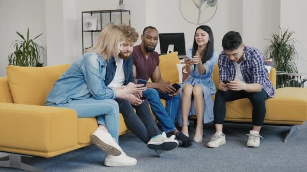 Rozmanitá skupina mladých tvůrčích start-upů, diskutovat o spuštění nové mobilní aplikace. Multietnický tým diskutuje nápady a strategie zahájení nového projektu prostřednictvím brainstorming. Zpomalený pohyb. — Stock video