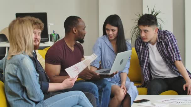 Collega 's werken samen, bespreken teamwork en lanceren een nieuw startup business project. Groep multinationale mensen die een informele vergadering van het business team hebben. Langzame beweging. — Stockvideo