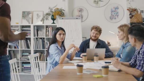 Creatieve Afro-Amerikaanse manager praat over nieuwe startup strategie. Collega 's van multinationale teams klappen en vieren de succesvolle uitkomst van hun samenwerking tijdens de bedrijfsbriefing. Langzame beweging. — Stockvideo