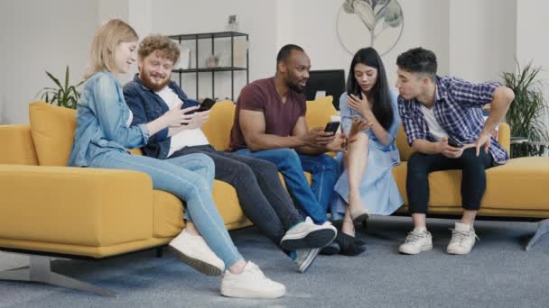 Diverso grupo de jóvenes startups creativas, discutir el inicio de la nueva aplicación móvil. El equipo multiétnico discute ideas y estrategias para iniciar un nuevo proyecto a través de una lluvia de ideas. Movimiento lento. — Vídeos de Stock