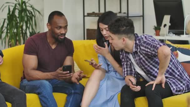 Diverso gruppo di giovani startup creative, discutere l'avvio di una nuova applicazione mobile. Il team multietnico discute idee e strategie di avvio di un nuovo progetto attraverso il brainstorming. Rallentatore. — Video Stock