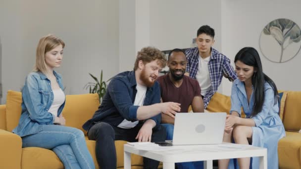 Diverso gruppo di giovani startup creative, discutere l'avvio di una nuova applicazione mobile. Il team multietnico discute idee e strategie di avvio di un nuovo progetto attraverso il brainstorming. Rallentatore. — Video Stock