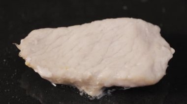 Tavuk filetosu sıcak tavada yağda kızartılır. Sulu hindi parçaları kızarmış. Sulu, sağlıklı et yemeği pişirirken yakın çekim. Restoran için güzel bir duvar kâğıdı. Yavaş çekim.