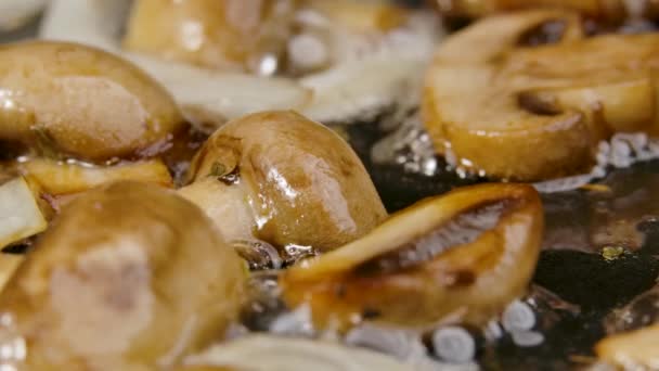 Des tranches dorées de champignons à l'oignon sont frites dans une poêle chaude avec de l'huile en gros plan. Préparation des légumes pour le dîner. Beau fond d'écran de cuisine pour restaurant. Mouvement lent. — Video