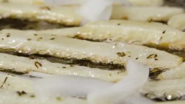 Patates kızartması, soğan, baharat ve yağlı tavada kızartılıyor. Patates kızartması Patates dilimleri ve dilimler kızgın yağda kızartılır. Lezzetli çıtır patates yemeği. Yavaş çekim.