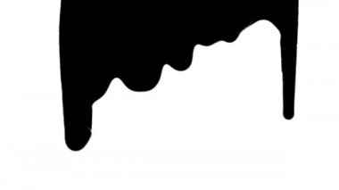 Damlalar akan siyah boya lekesi. Mürekkep kağıdın üzerinden damlalar halinde akıyor. Bir leke siyah suluboya beyaz kağıda yayılır ve damlar. Kapatın. Yavaş çekim hazır 59.94fps.