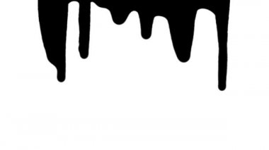 Damlalar akan siyah boya lekesi. Mürekkep kağıdın üzerinden damlalar halinde akıyor. Bir leke siyah suluboya beyaz kağıda yayılır ve damlar. Kapatın. Yavaş çekim hazır 59.94fps.