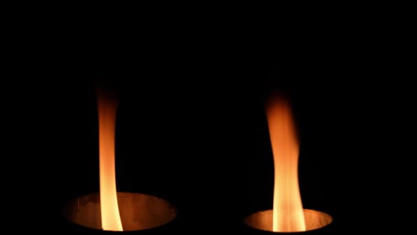Dva izolované požární plameny, pomalé vznícení plynu zdola nahoru, vysokorychlostní plamenomet na černém pozadí. Oheň se vznítí, shoří a pak zhasne ve tmě. Real Fire close up. — Stock video