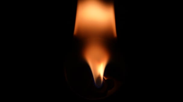 バーナーや高速火炎放射器の上部ビューは炎や火傷で点火し、美しい輝きを作成します。黒地に火と炎を吹く。炎は暗闇の中で燃えゆっくりと動き出す. — ストック動画