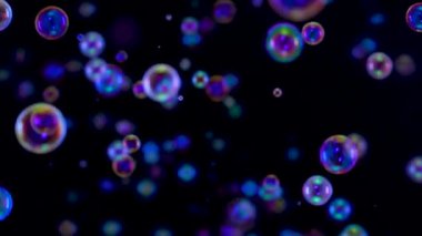 Havada uçuşan güzel mavi gökkuşağı sabun köpüklerinin bulanık görüntüleri. Uzayda bir sürü baloncuk uçuşuyor ve ışıkta parıldıyor. Kapatın. Yavaş çekim.