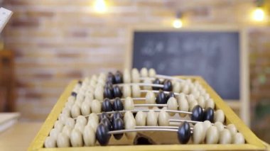 Boş bir okul sınıfının arka planındaki abaküs tahtayla, yakın plan. Okul, ev eğitimi, uzaktan öğrenme. İlkokulda aritmetik dersi. İlkokulda öğrenim.