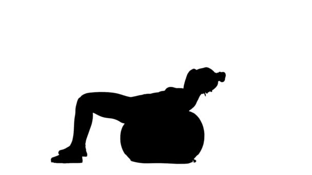 Η μαύρη σιλουέτα μιας νεαρής γυναίκας με αθλητικά ρούχα ταρακουνάει τον Τύπο για την μπάλα γυμναστικής. Κοιλιακή μυϊκή άσκηση, φυσική κατάσταση για τις γυναίκες. Πλευρική προβολή πλήρους μήκους σε λευκό φόντο. Αργή κίνηση έτοιμη 59.94fps. — Αρχείο Βίντεο