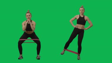 Spor kıyafetli genç bir kadın spor lastiğiyle egzersiz yapıyor. Bacak egzersizi, kadınlar için spor. Yeşil ekran arkaplanında 2 / 1 Kolaj Öngörünümü tam uzunlukta. Yavaş çekim hazır 59.94fps.