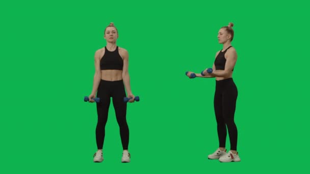 A fiatal nő a sportruházatban súlyzókkal gyakorol. Kéz edzés, nőknek való edzés. 2 az 1-ben Kollázs Első és oldalnézet teljes hossz zöld képernyő háttér. Lassú mozgás kész 59.94fps. — Stock videók