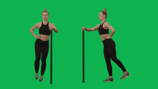 Junge Frau macht Übungen, schwingt Beine mit Stange. Workout für Beine, Fitness für Frauen. 2 in 1 Collage Vorder- und Seitenansicht in voller Länge auf grünem Hintergrund. Zeitlupe bereit 59.94fps. — Stockvideo