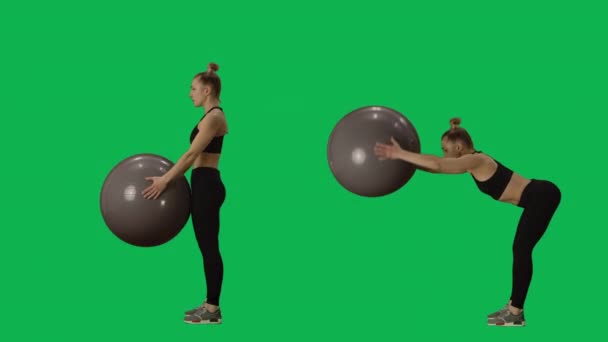 La jeune femme fait des exercices avec le ballon, s'accroupissant et se penchant. Fitness pour les femmes. Collage 2 en 1 Vue de face et de côté sur fond vert. Ralenti prêt 59.94fps. — Video