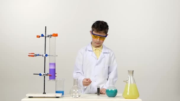 Çocuğun başarılı bir şekilde yeni formülü test — Stok video