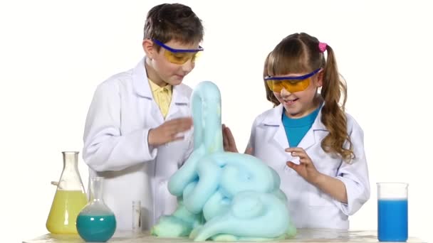 Дети проводят успешный эксперимент — стоковое видео