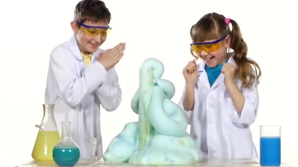 成功した実験を行う子供たち — ストック動画