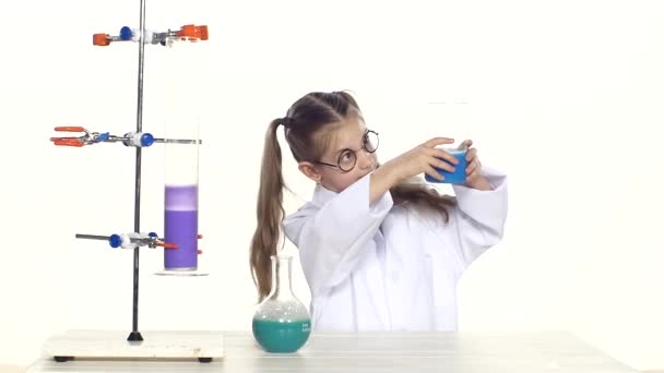 Menina avalia experimento químico — Vídeo de Stock