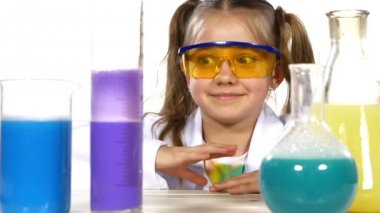 test tüpleri arasında kız ayağa kalkar