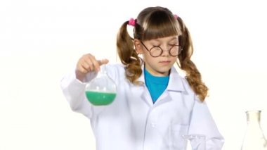 Kız üniformalı kimyasal karıştırma